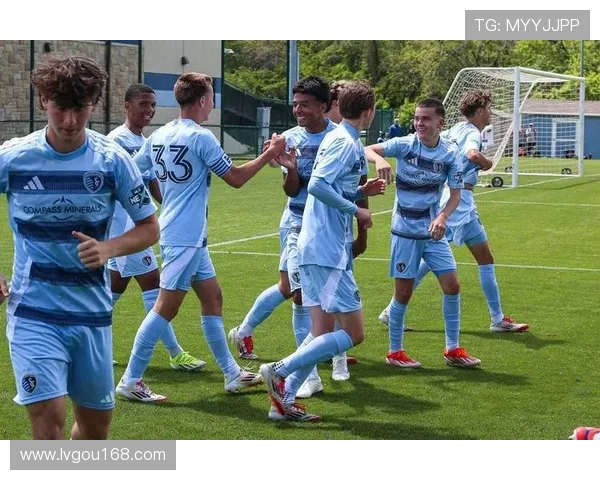 休斯顿与堪萨斯城激战比分揭晓精彩瞬间回顾与分析