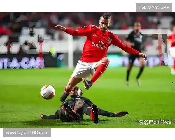 费内巴切与埃球队的激烈对决揭示足球战术的精彩与魅力 费内巴切与埃球队的激烈对决揭示足球战术的精彩与魅力