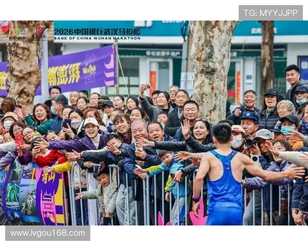 武汉街舞队在城市马拉松中的拼搏故事与奋斗精神展现